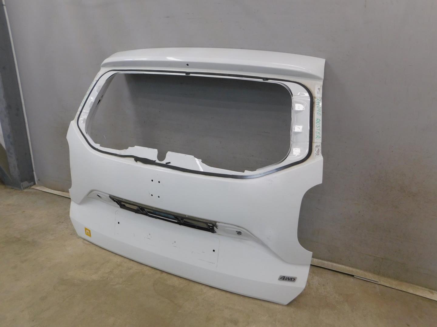 Дверь багажника