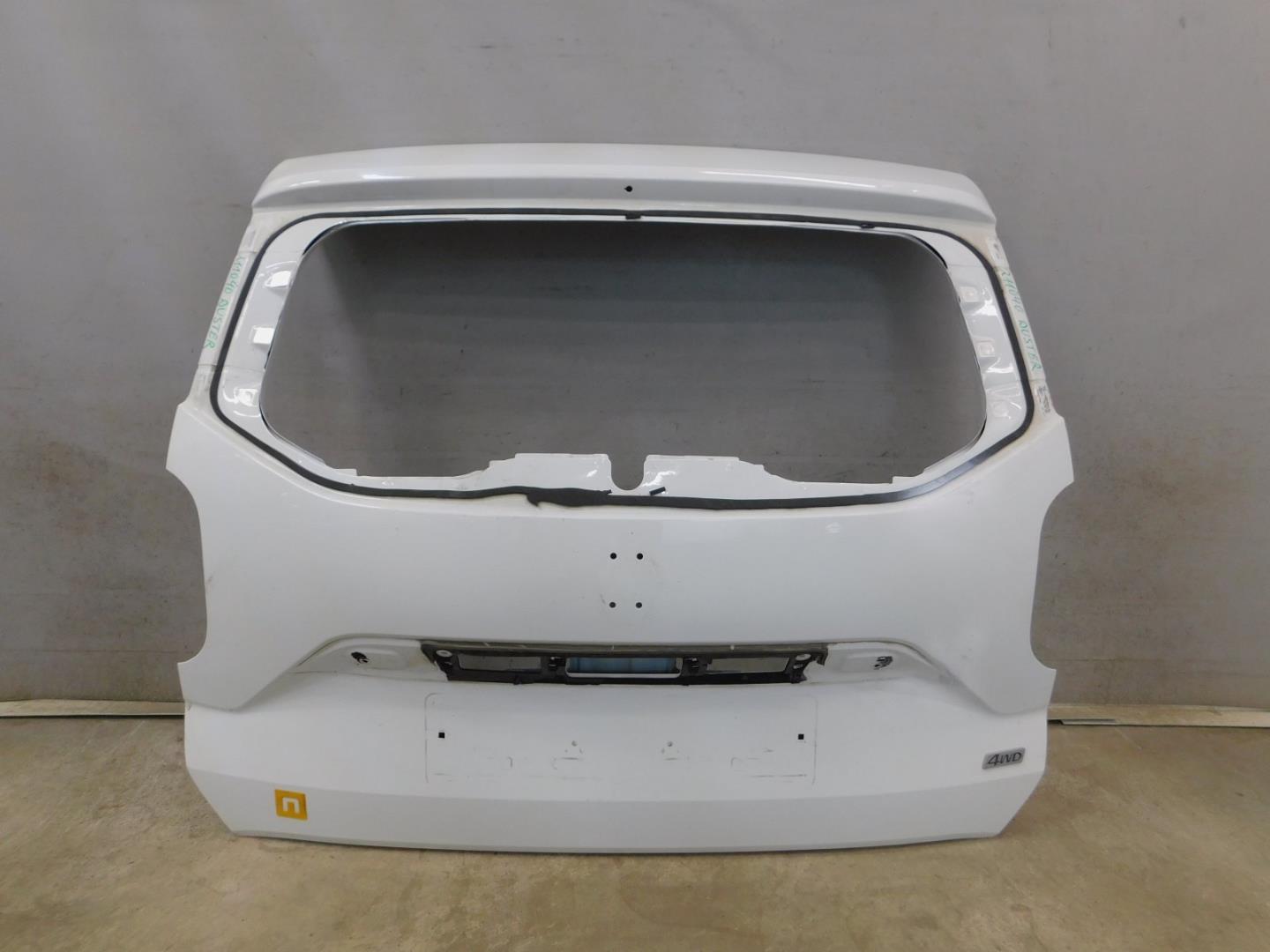 Дверь багажника