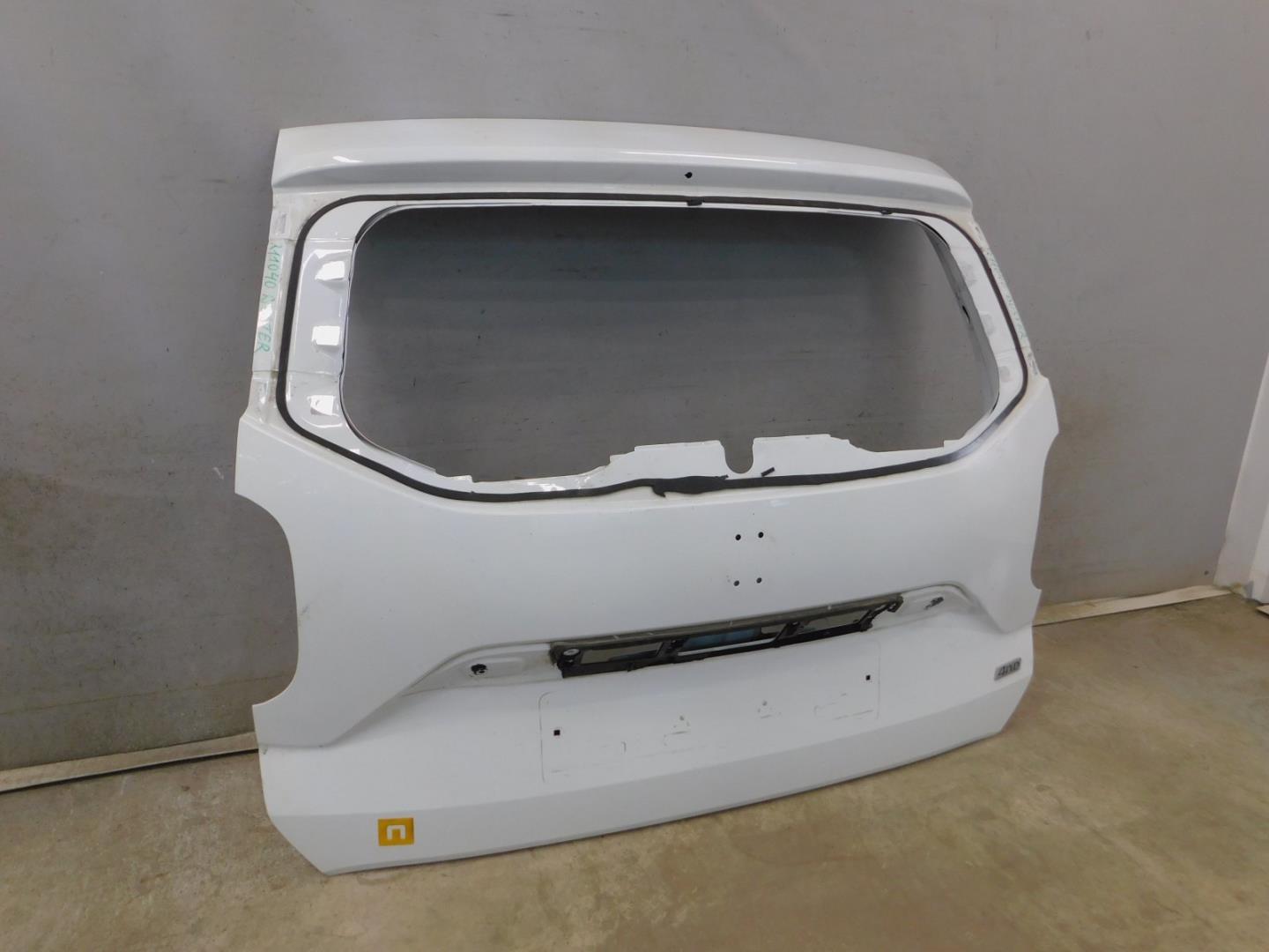 Дверь багажника