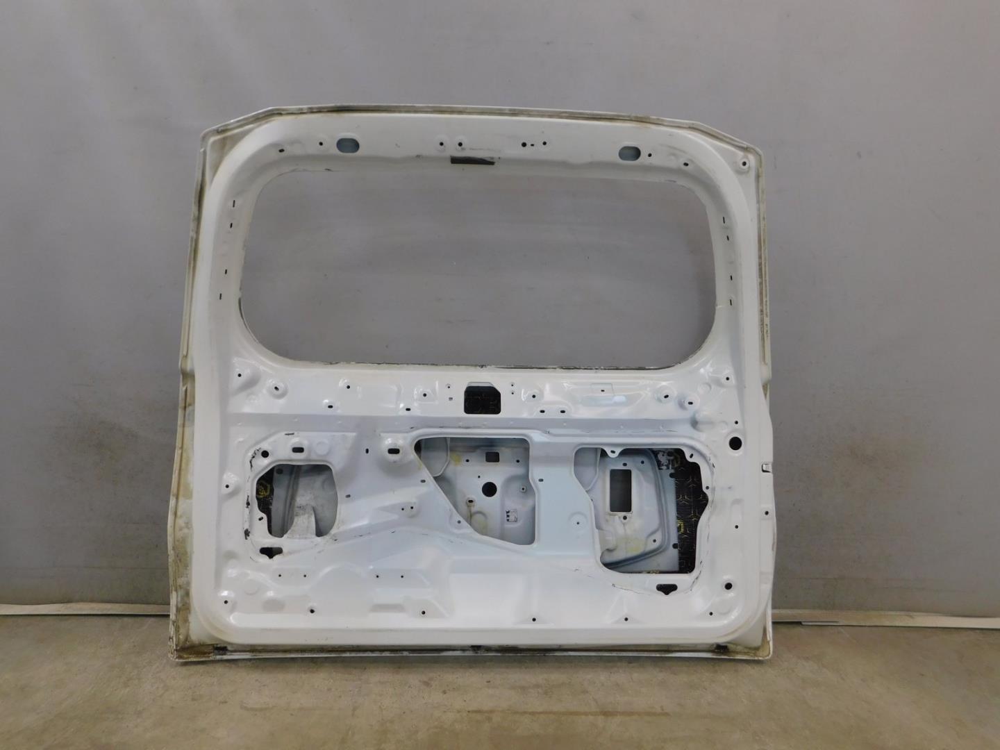 Дверь багажника