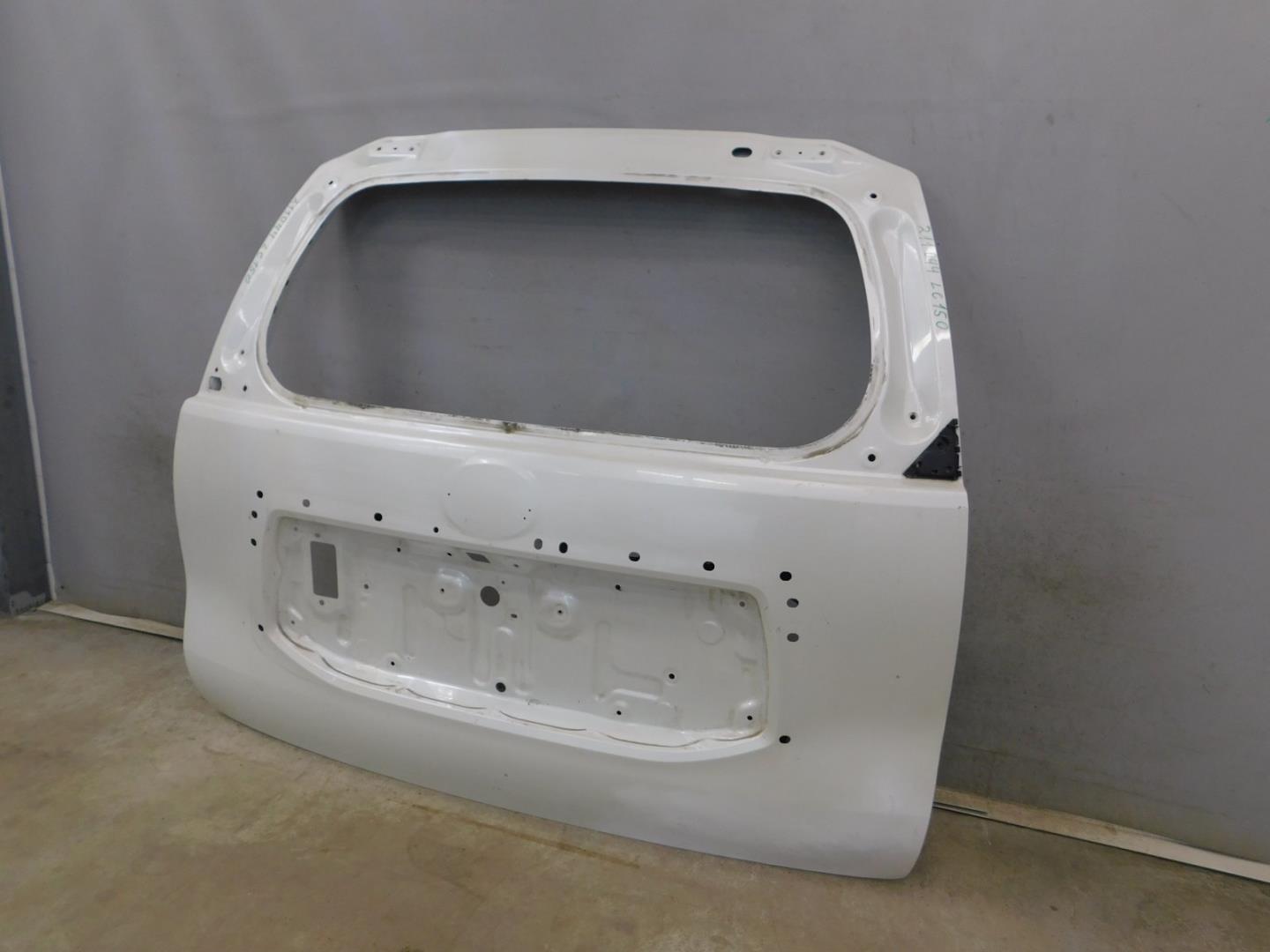 Дверь багажника