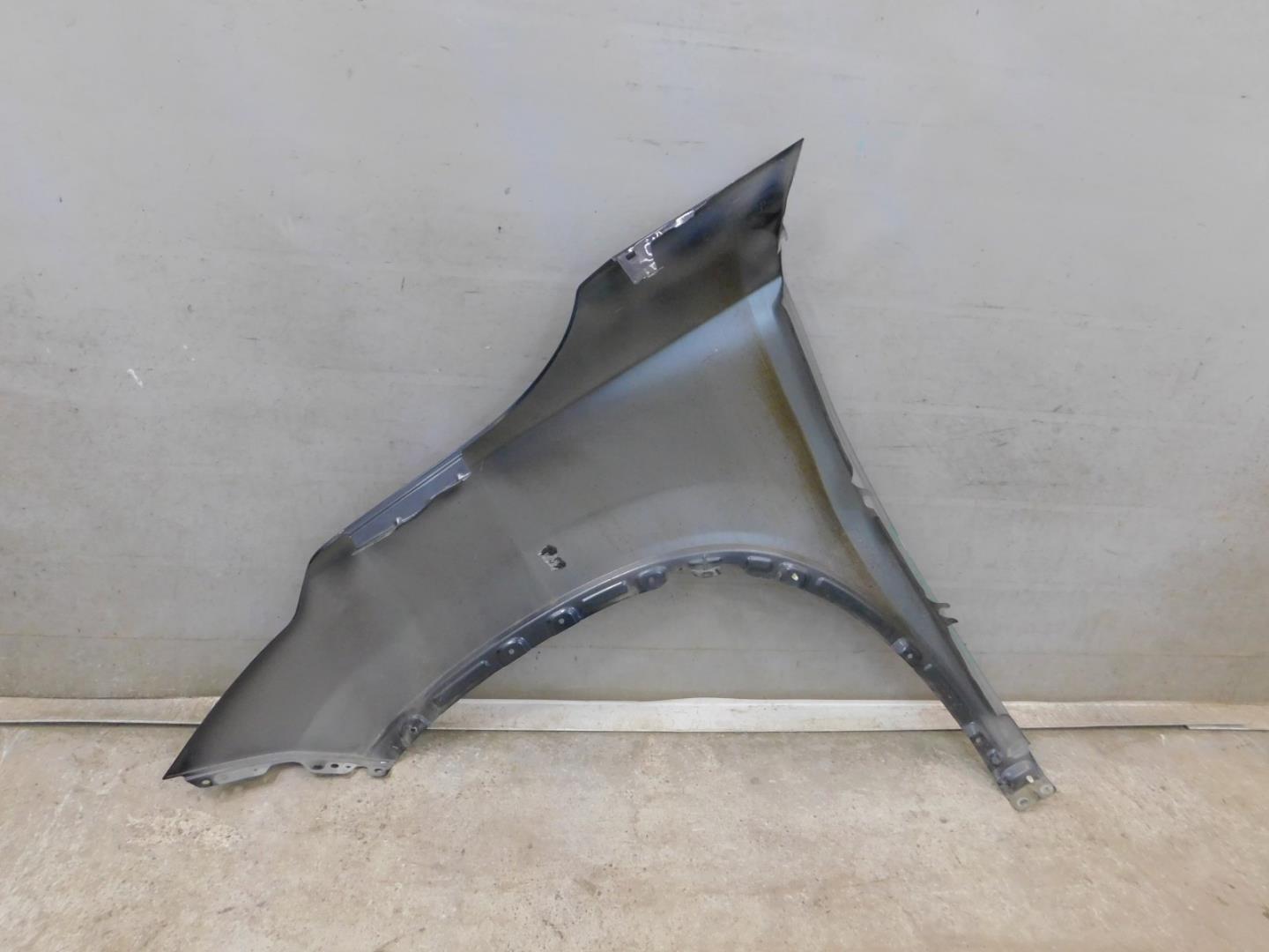 Крыло переднее правое