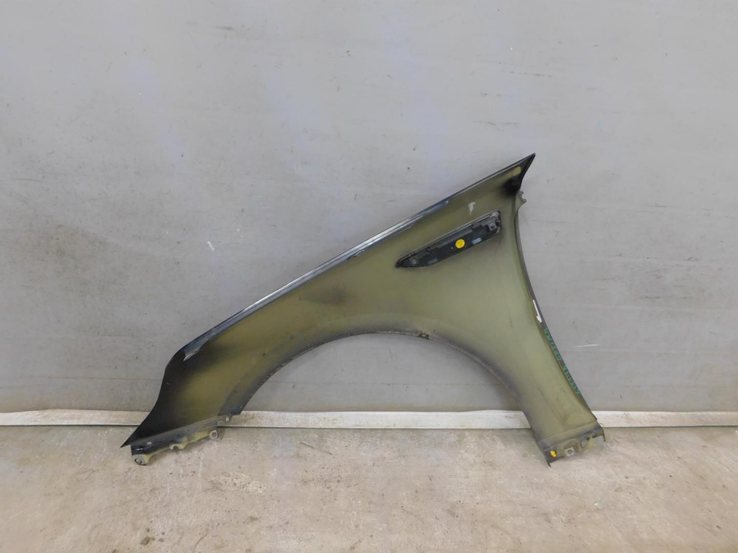 Крыло переднее правое