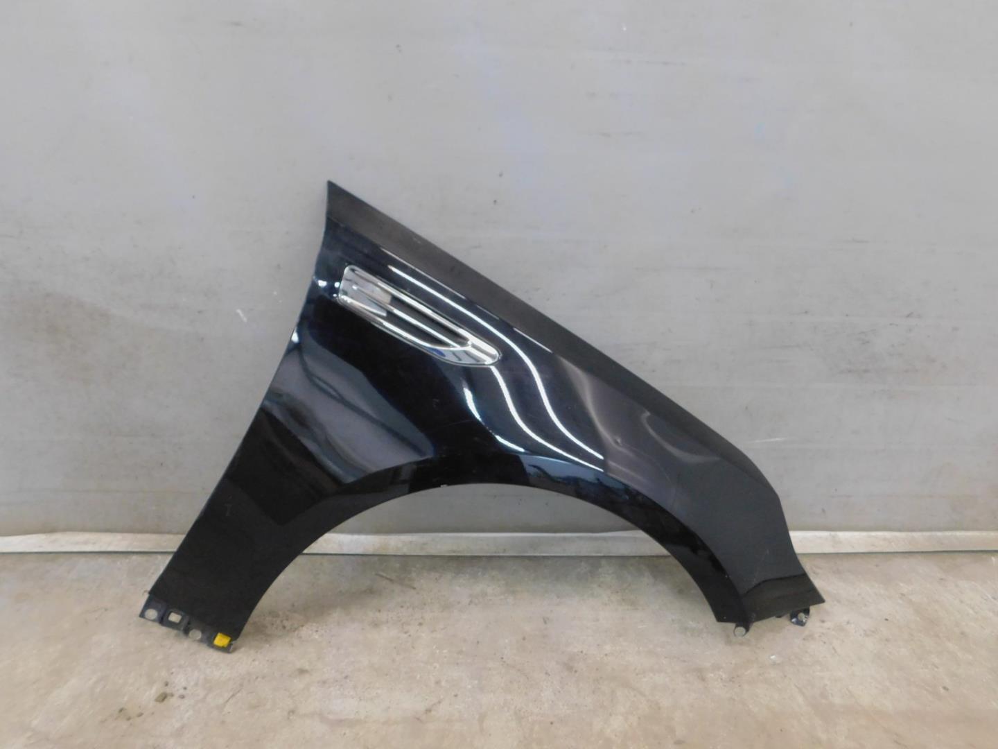 Крыло переднее правое