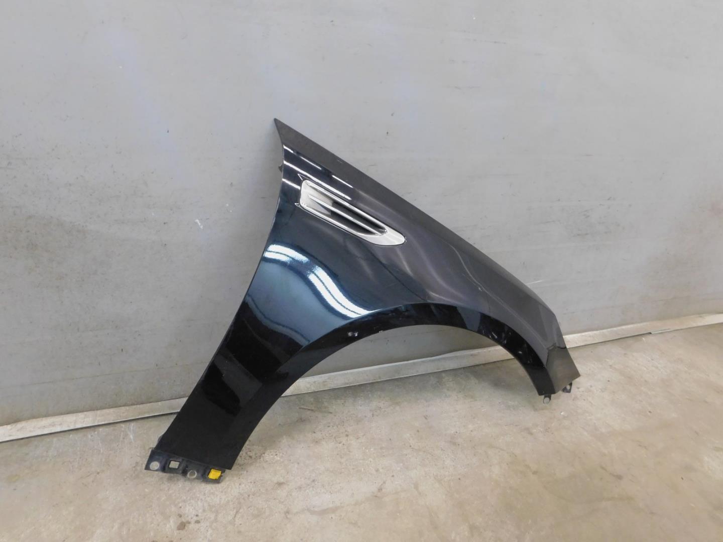 Крыло переднее правое