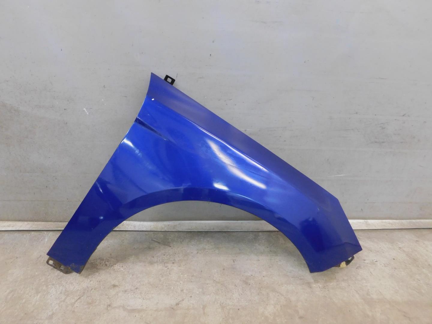 Крыло переднее правое