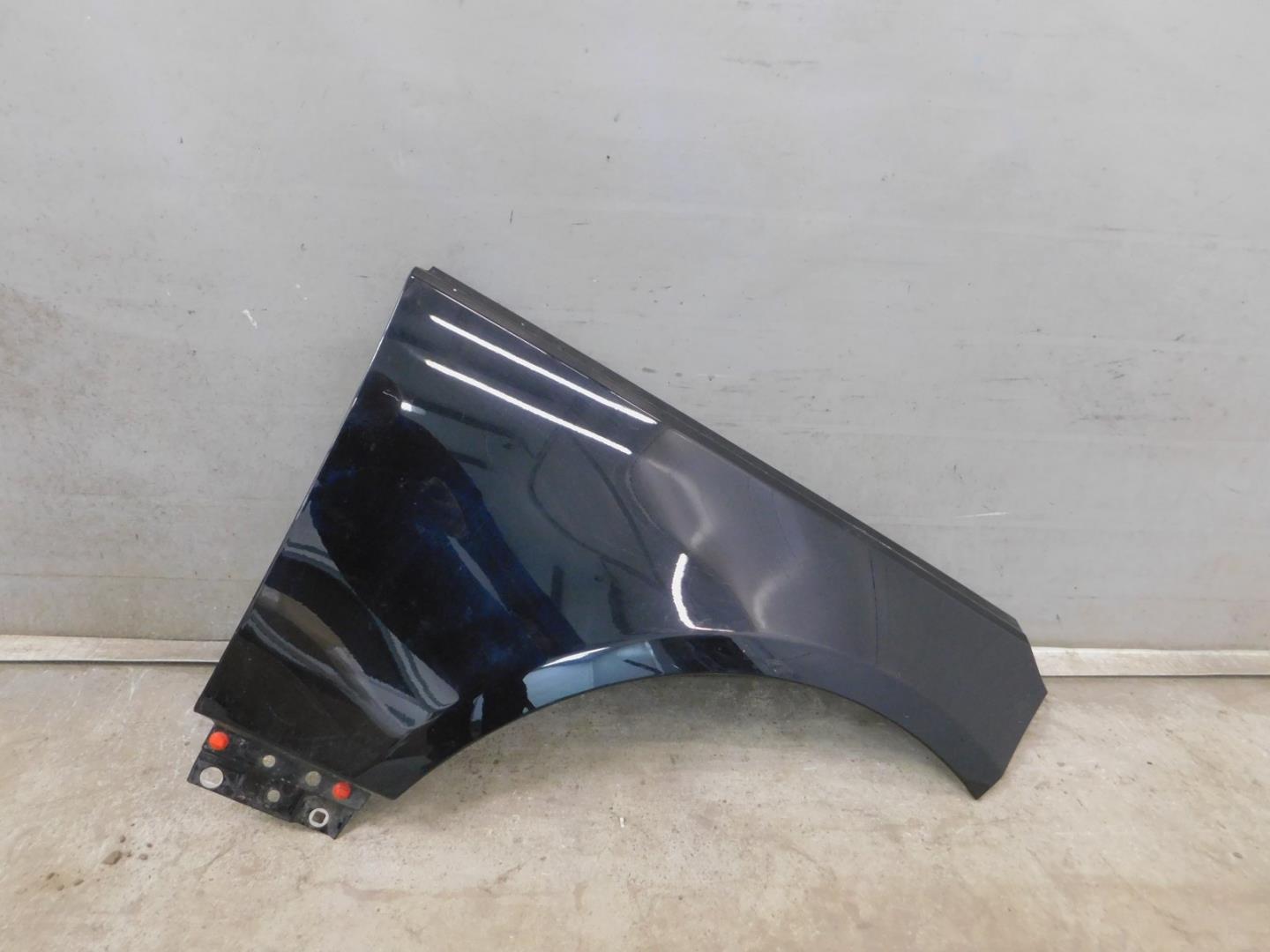 Крыло переднее правое