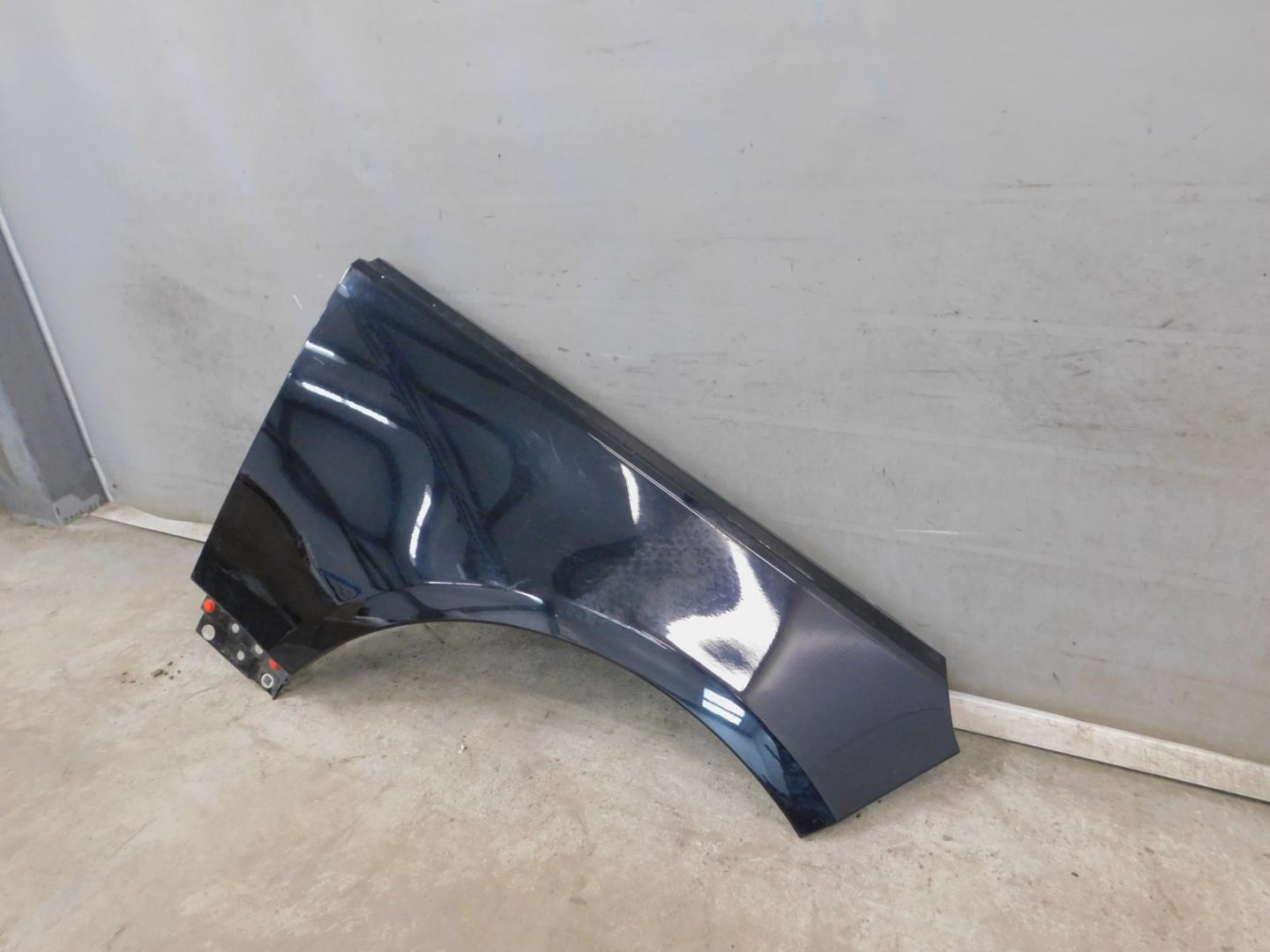 Крыло переднее правое