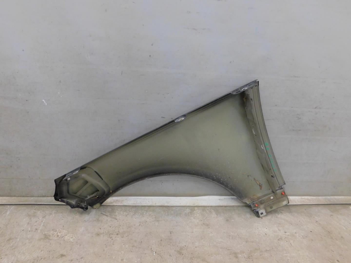 Крыло переднее правое