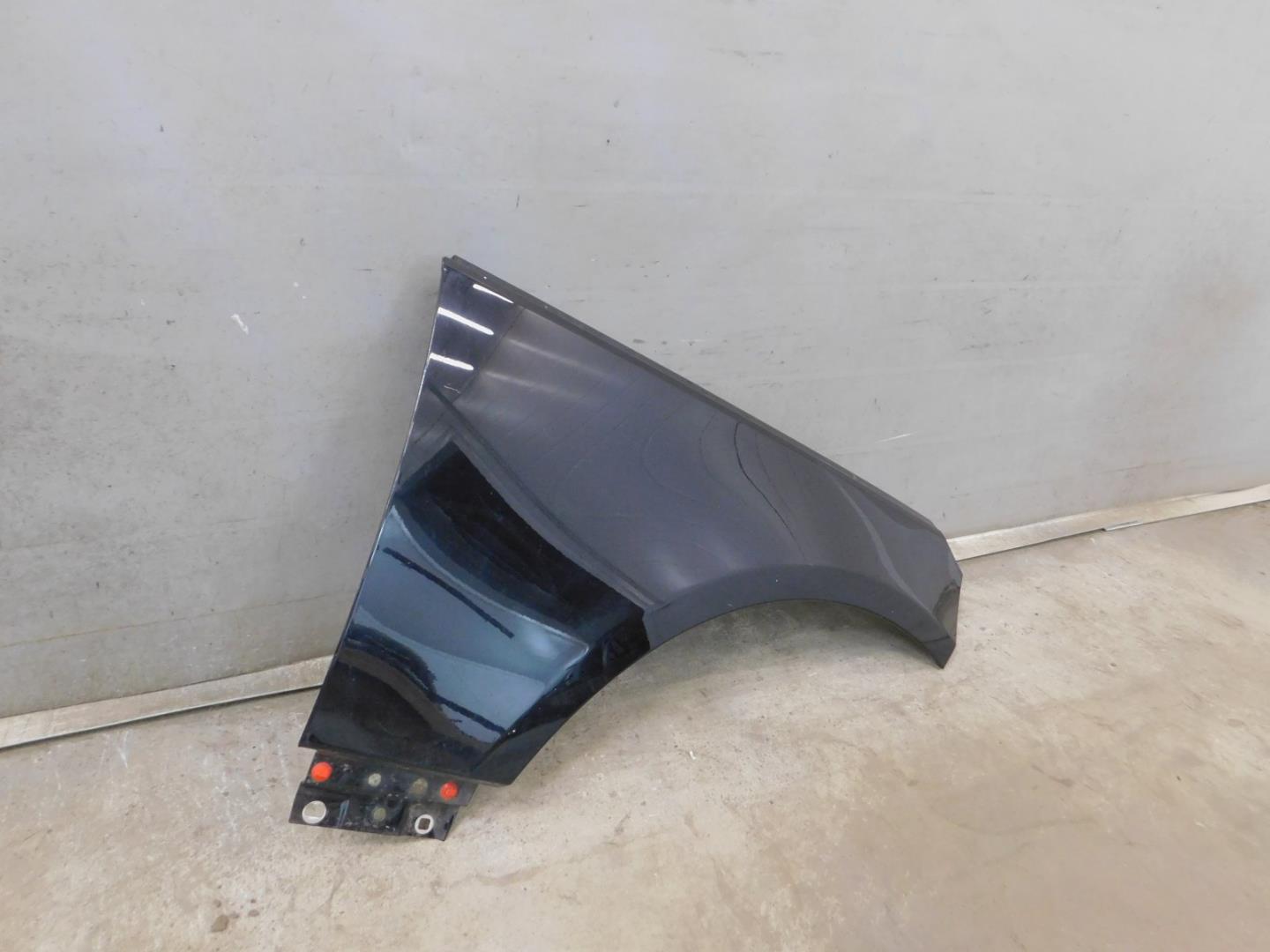 Крыло переднее правое