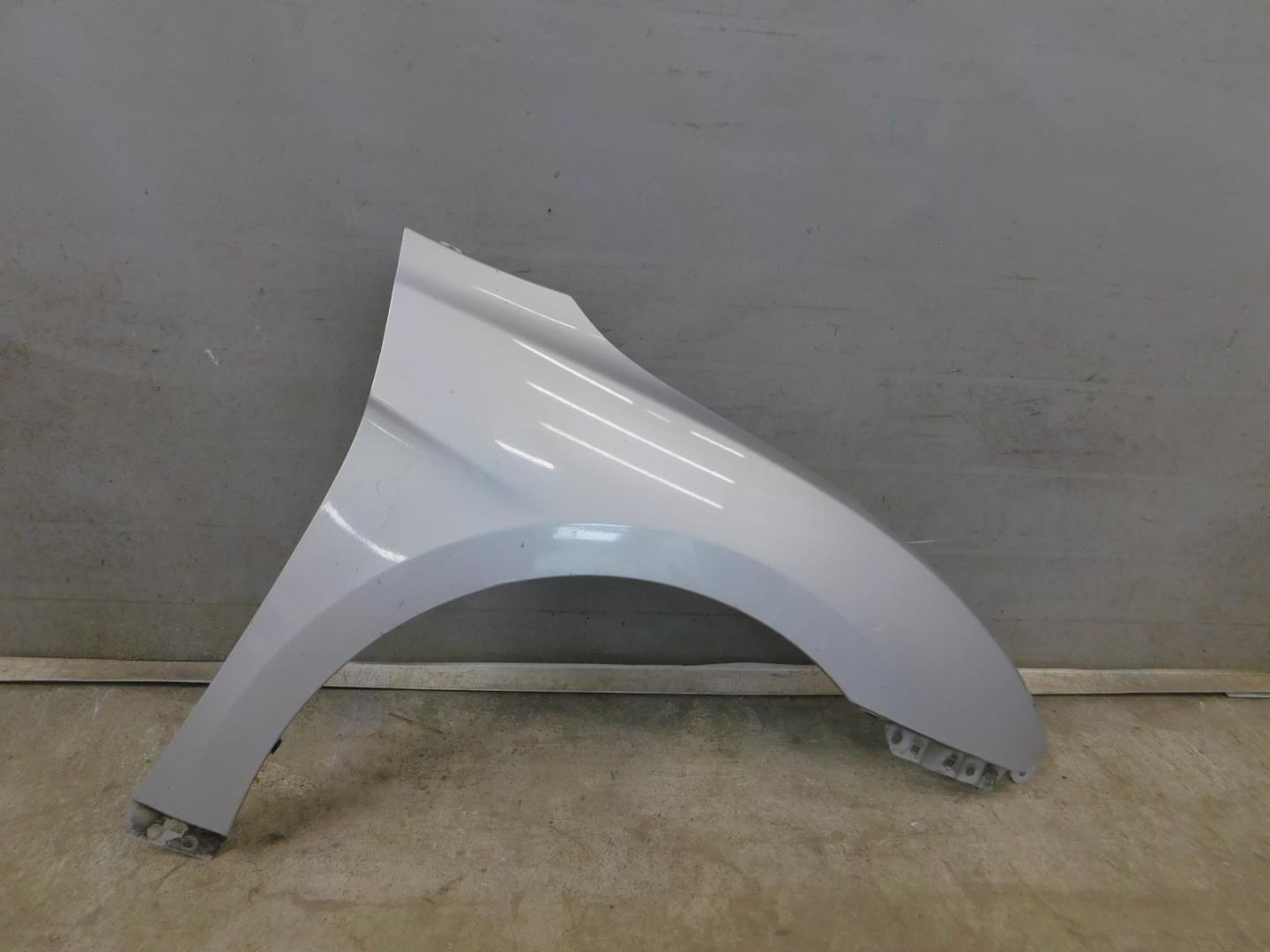 Крыло переднее правое