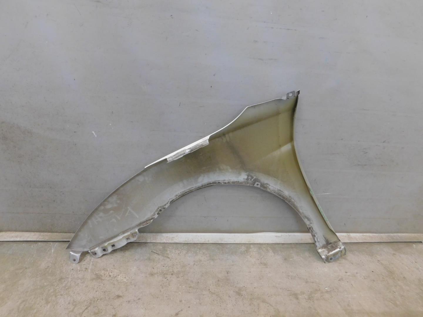 Крыло переднее правое