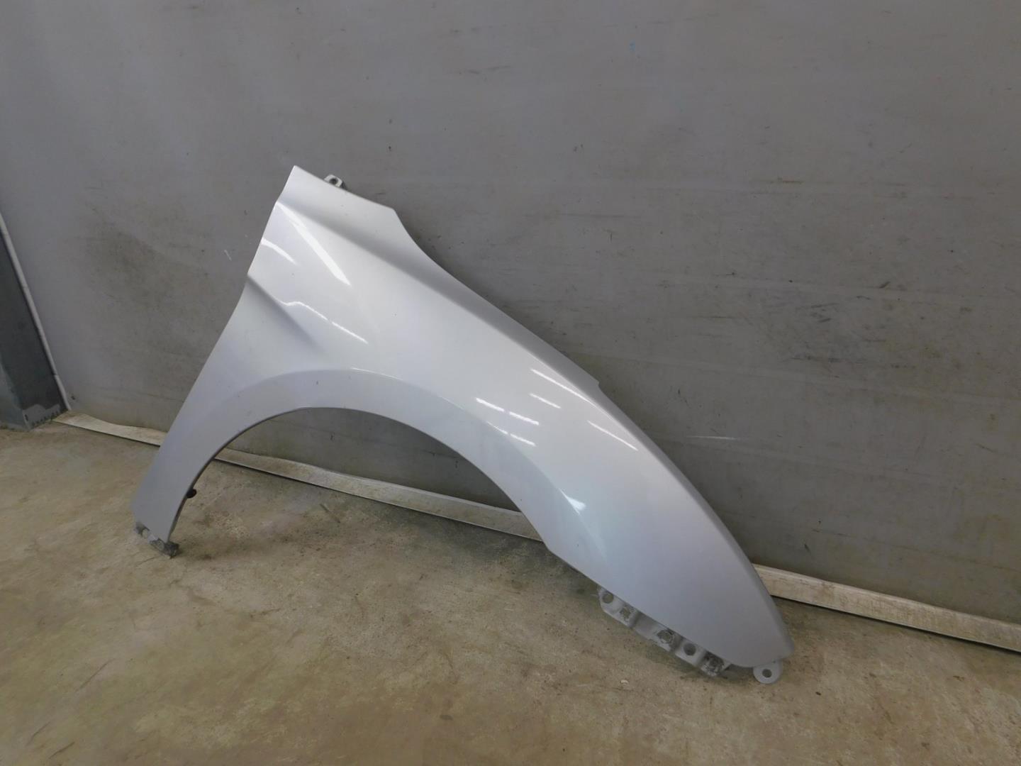 Крыло переднее правое