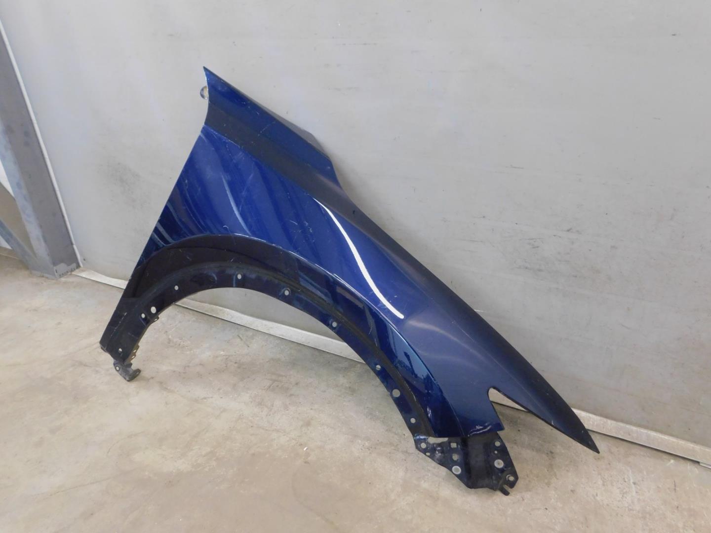 Крыло переднее правое