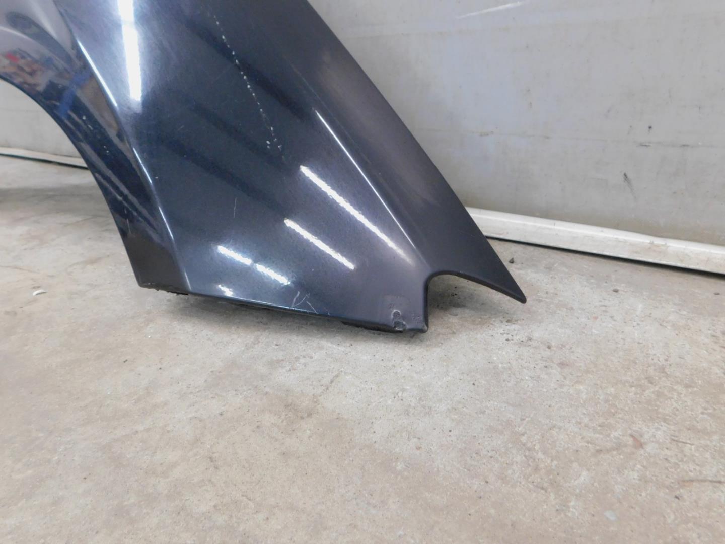 Крыло переднее правое