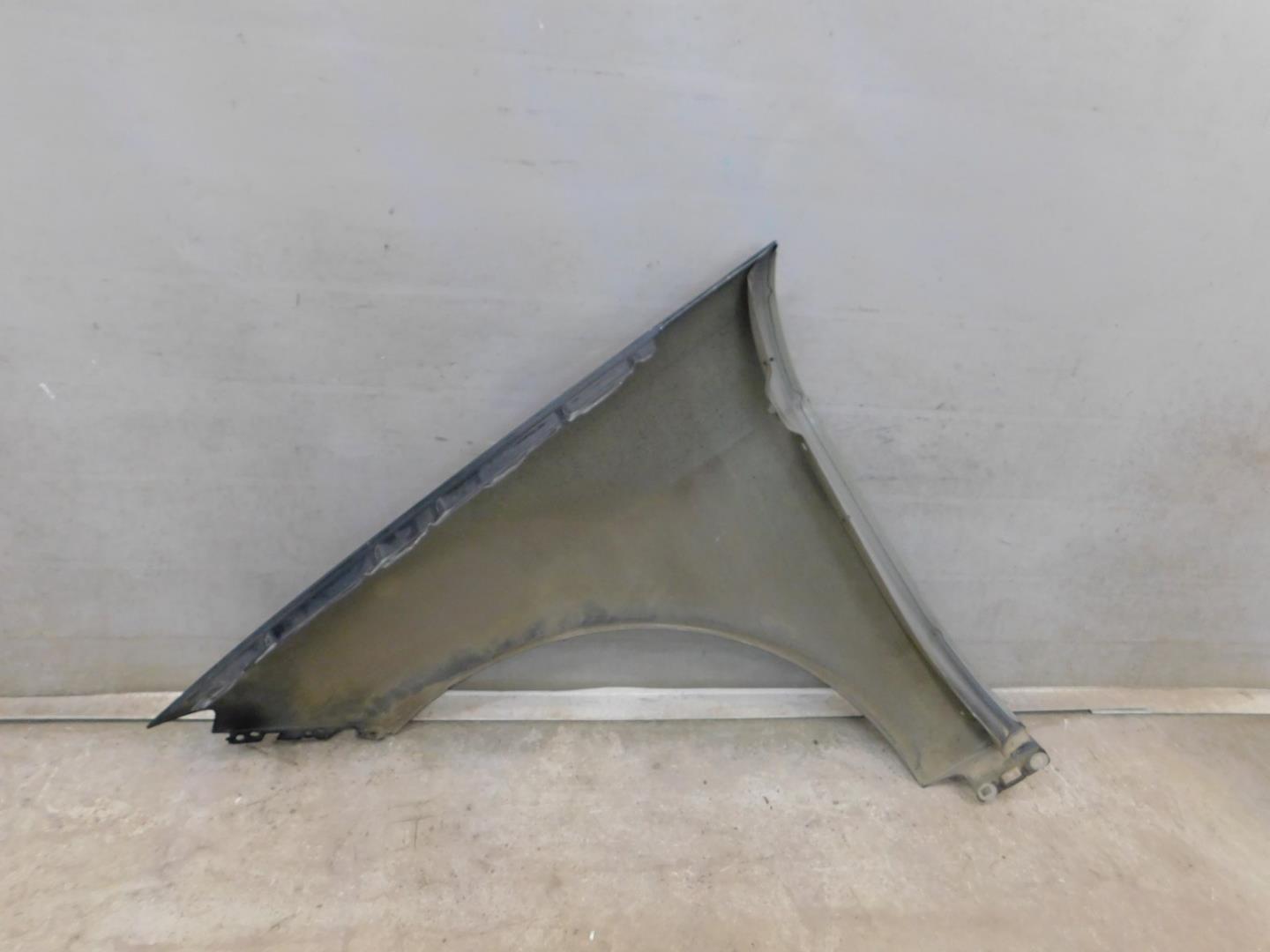 Крыло переднее правое