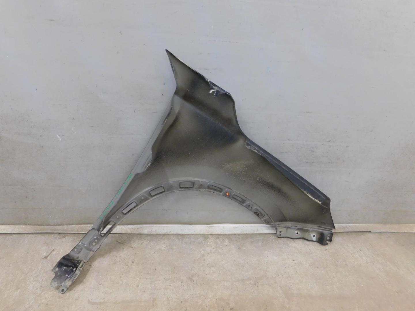 Крыло переднее левое