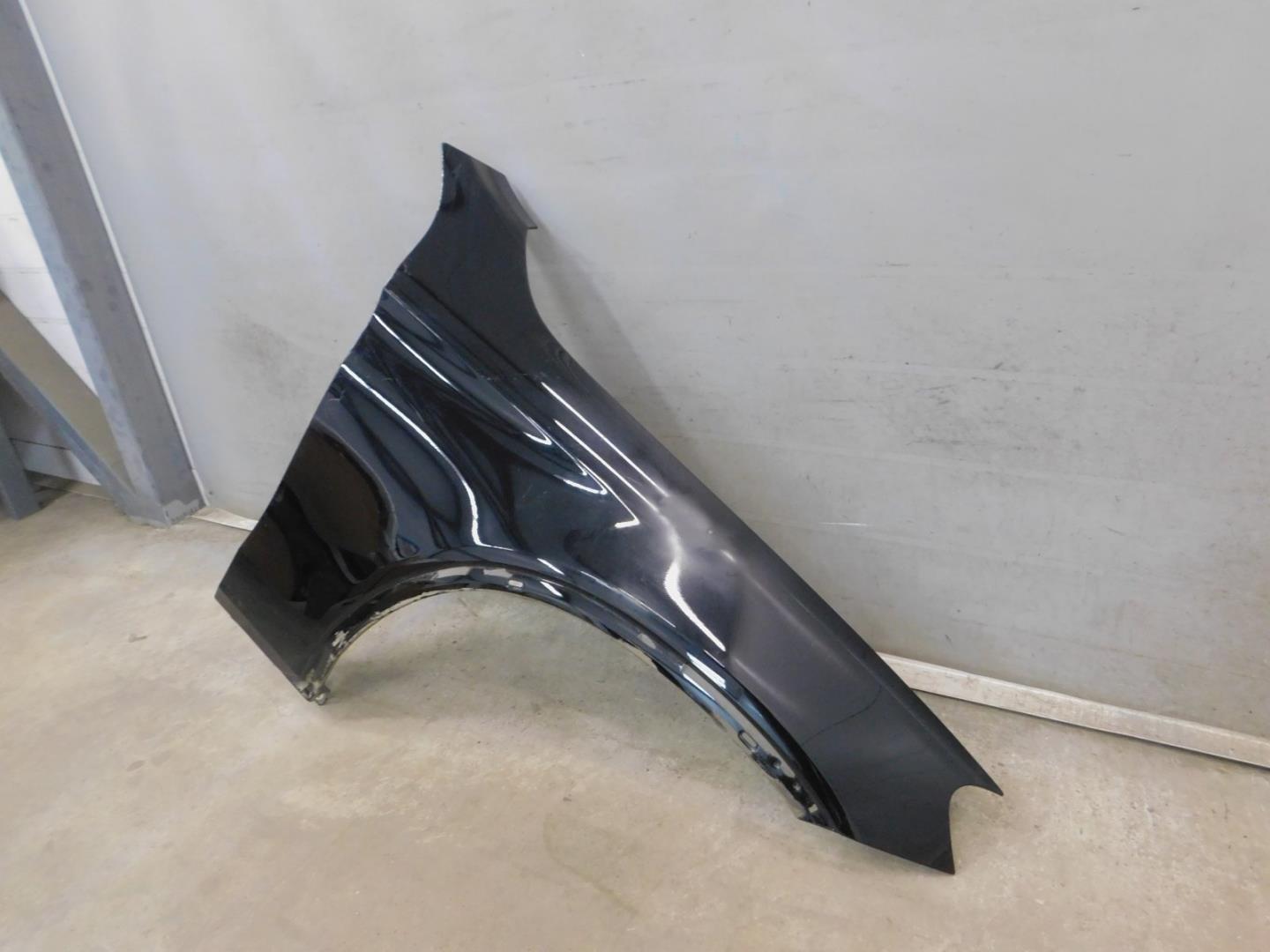 Крыло переднее правое