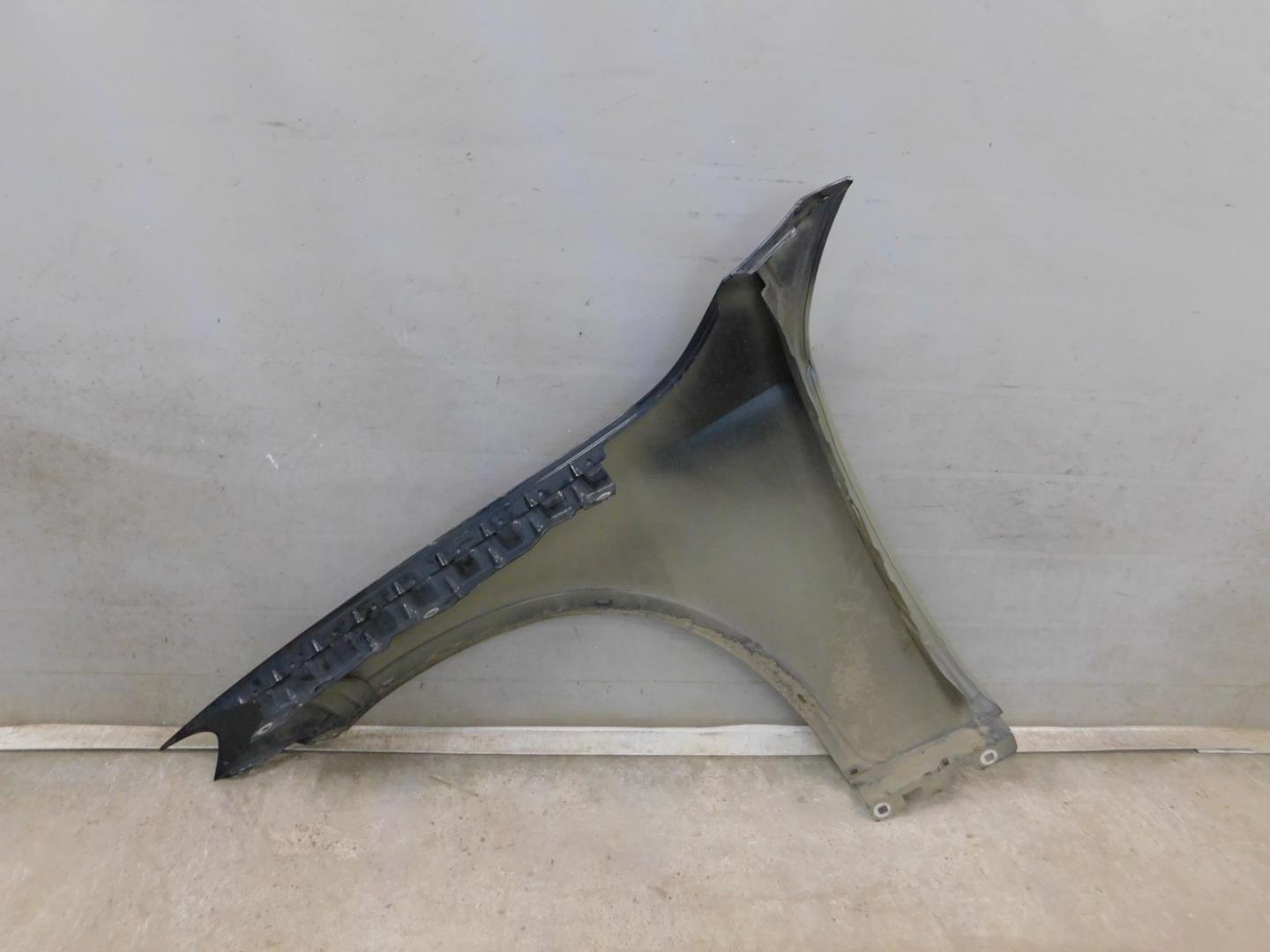 Крыло переднее правое