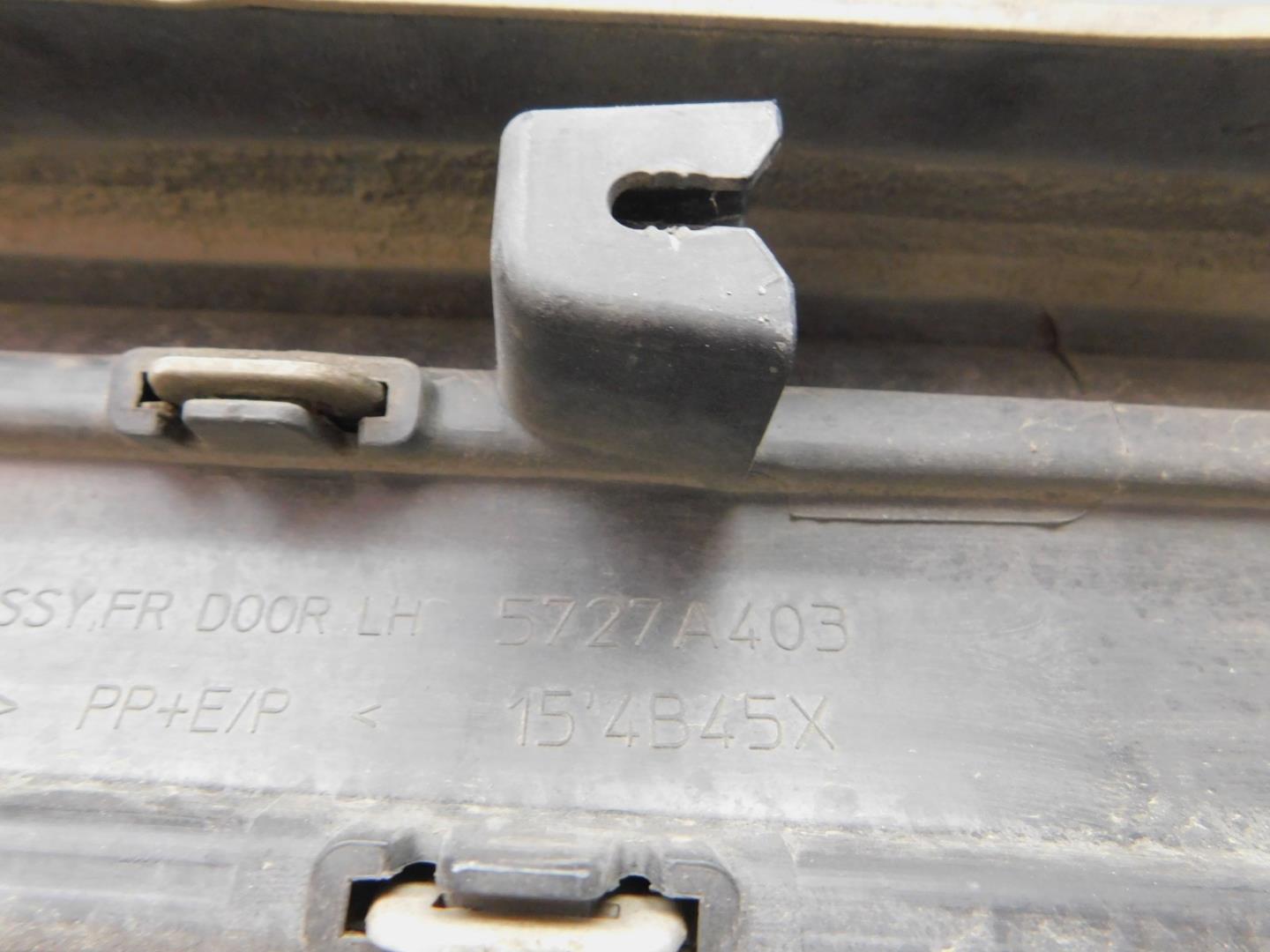 Накладка двери передней левой