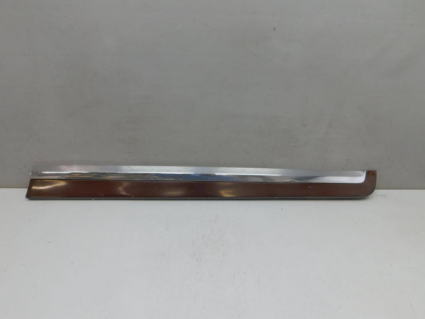 Накладка двери передней правой