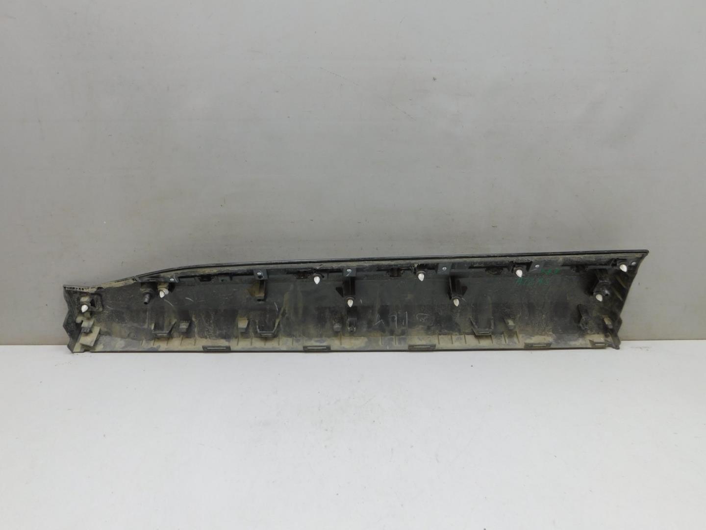 Накладка двери передней правой