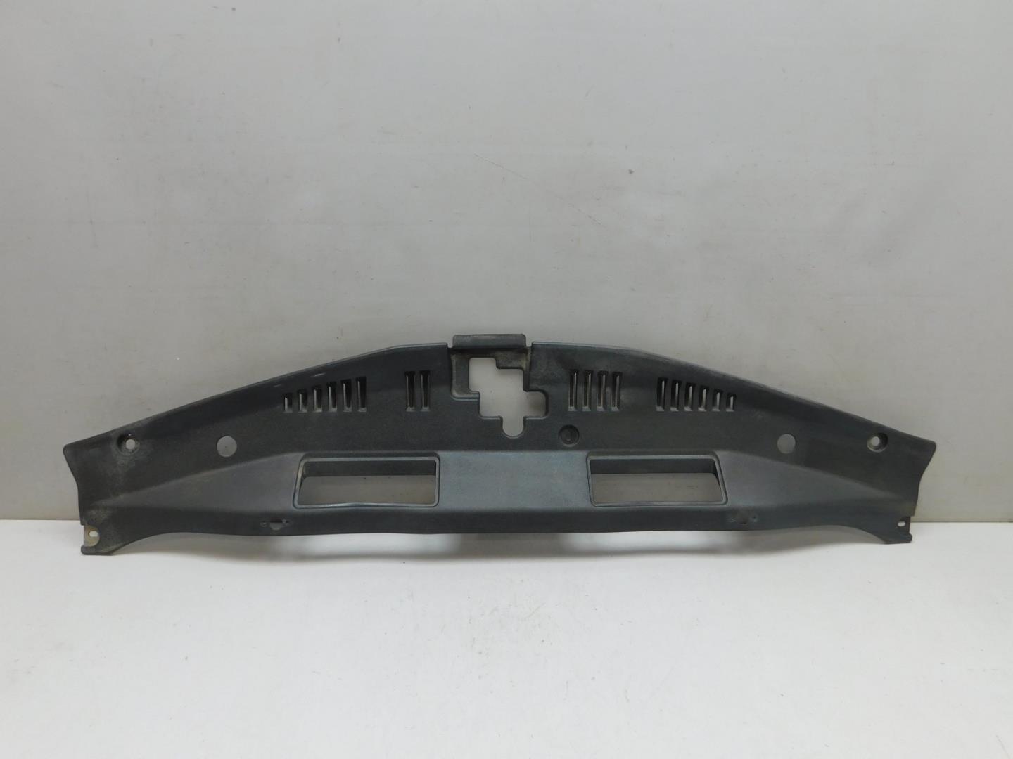 Кожух замка капота