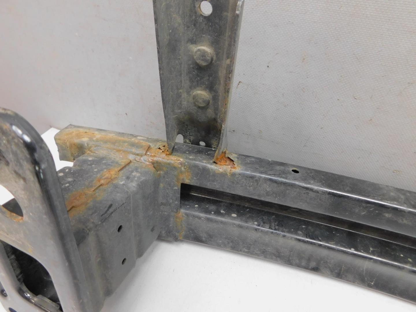 Усилитель переднего бампера