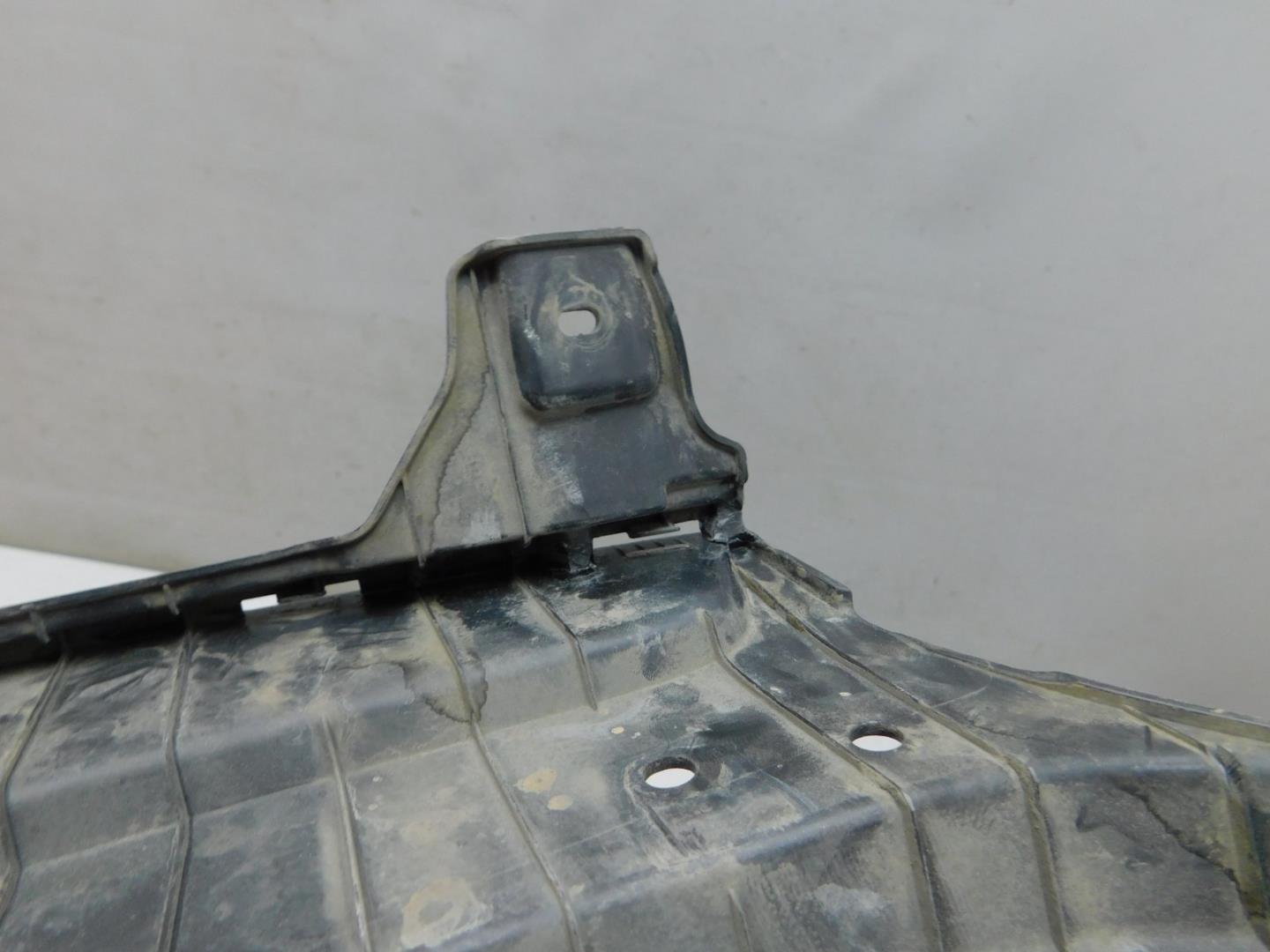 Кожух замка капота