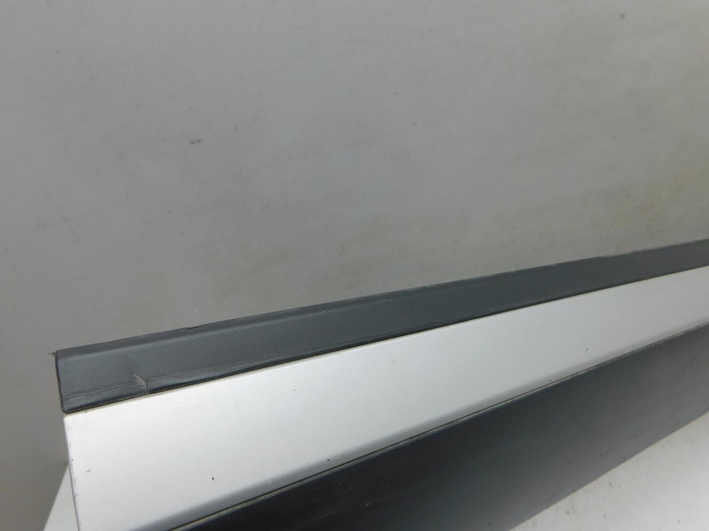 Накладка двери передней правой