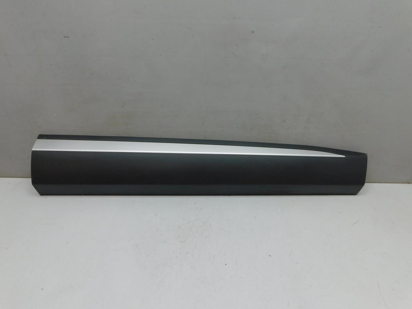 Накладка двери передней правой