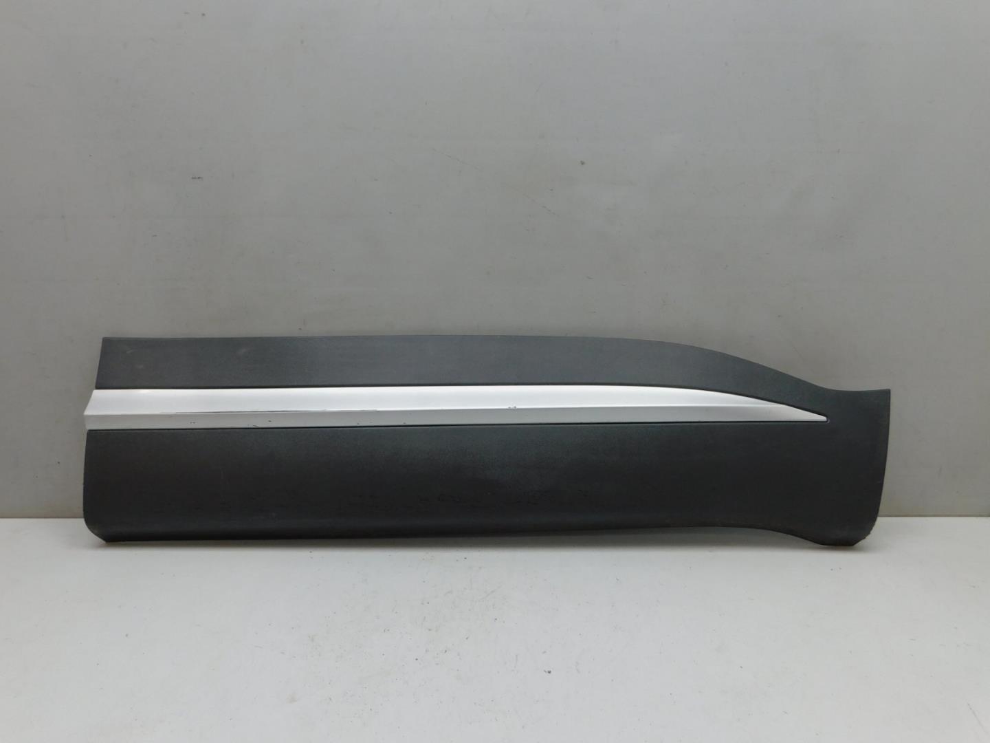 Накладка двери передней правой