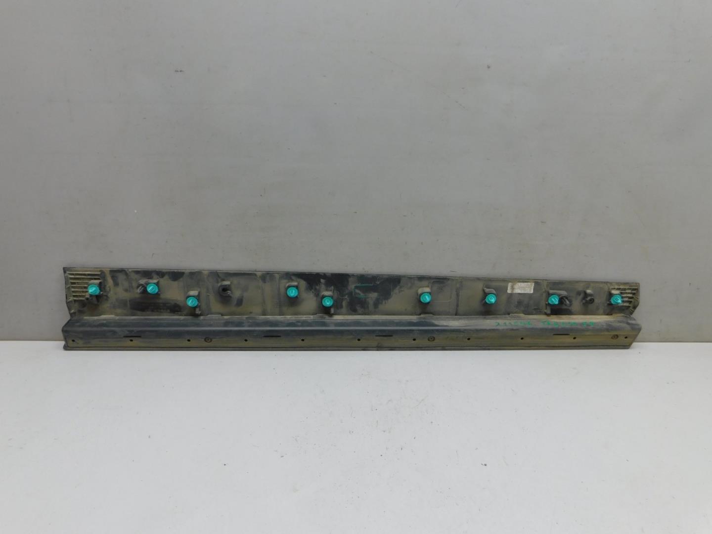 Накладка двери передней левой