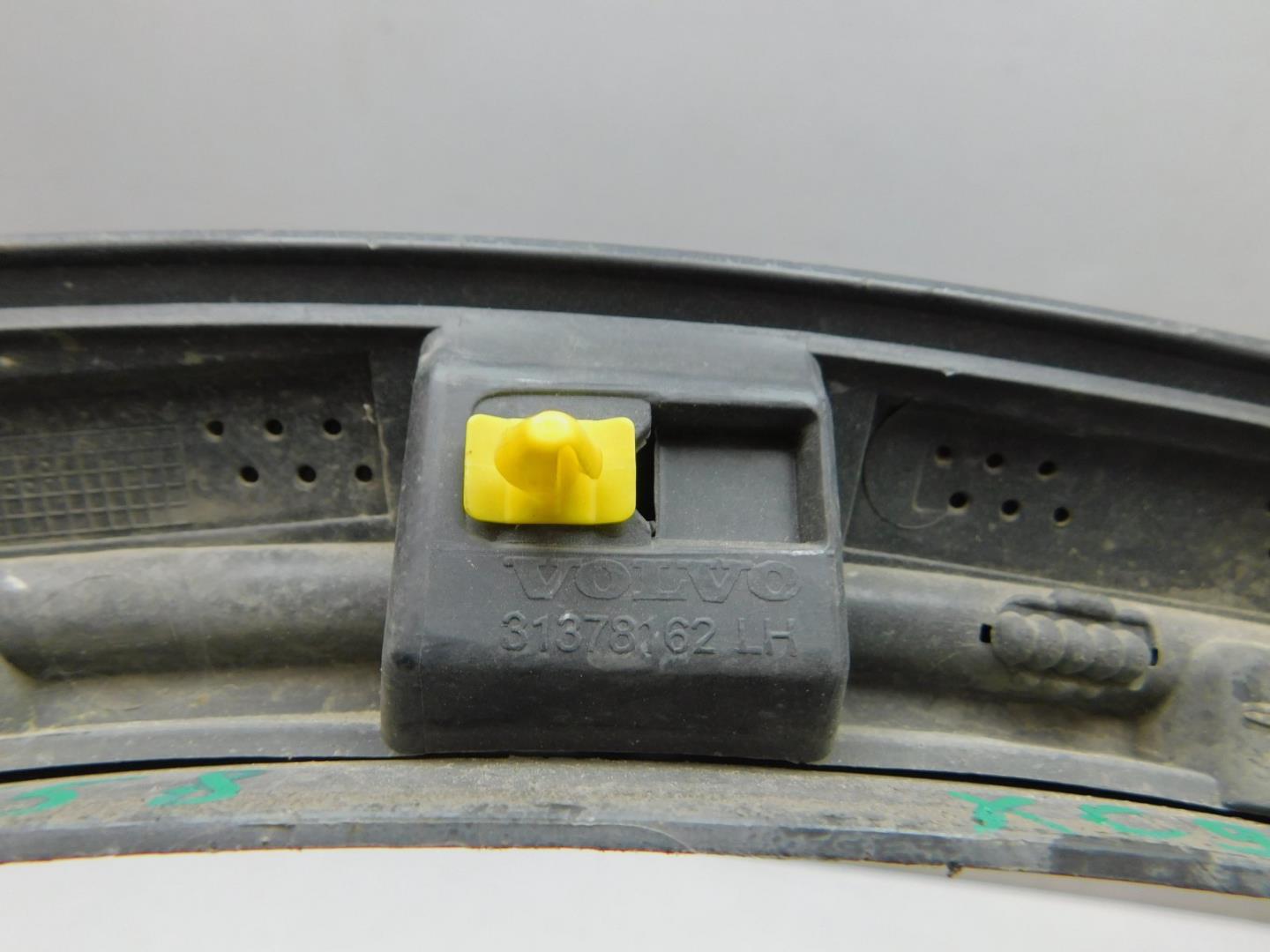 Накладка переднего крыла левого