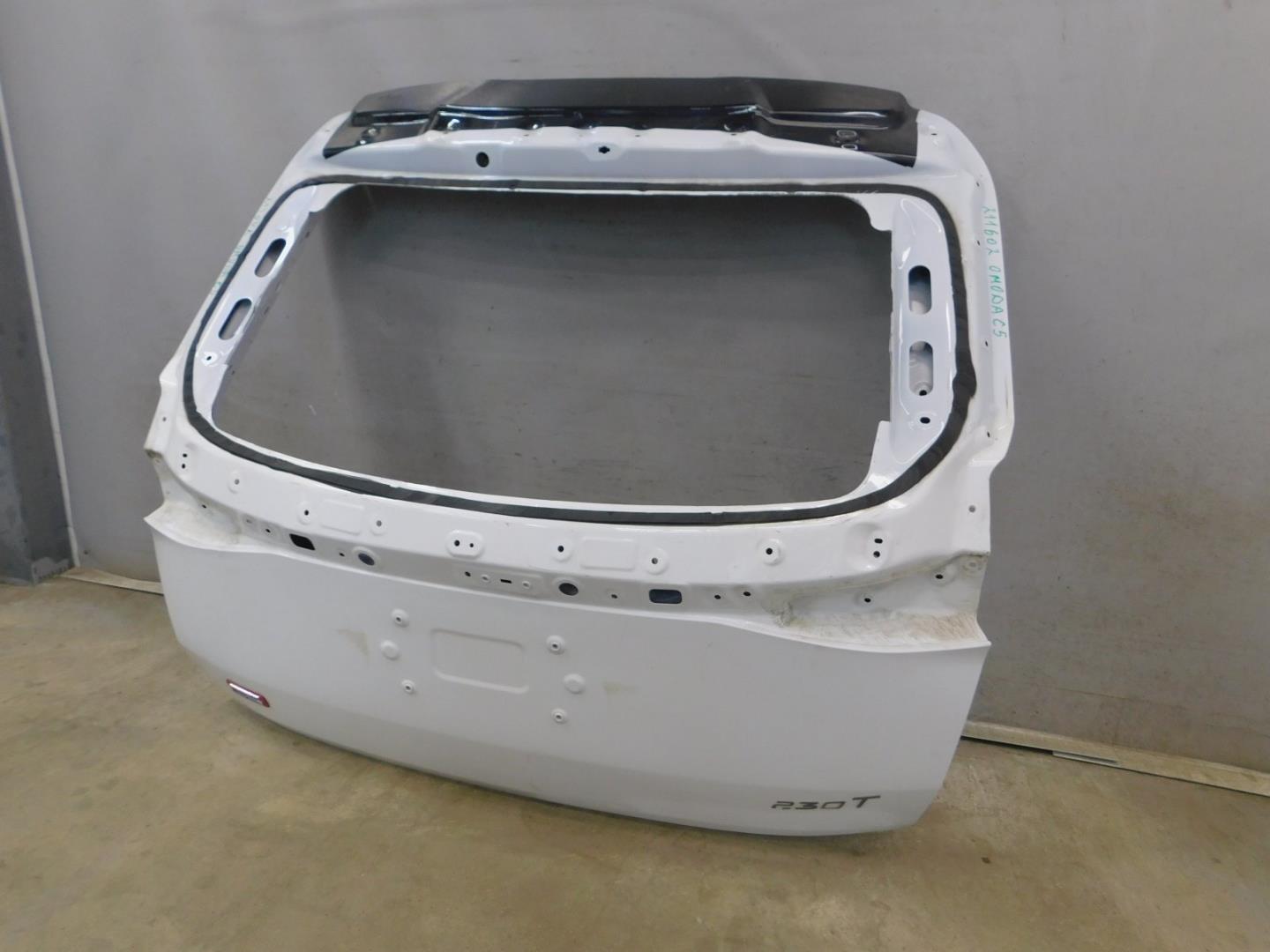 Дверь багажника