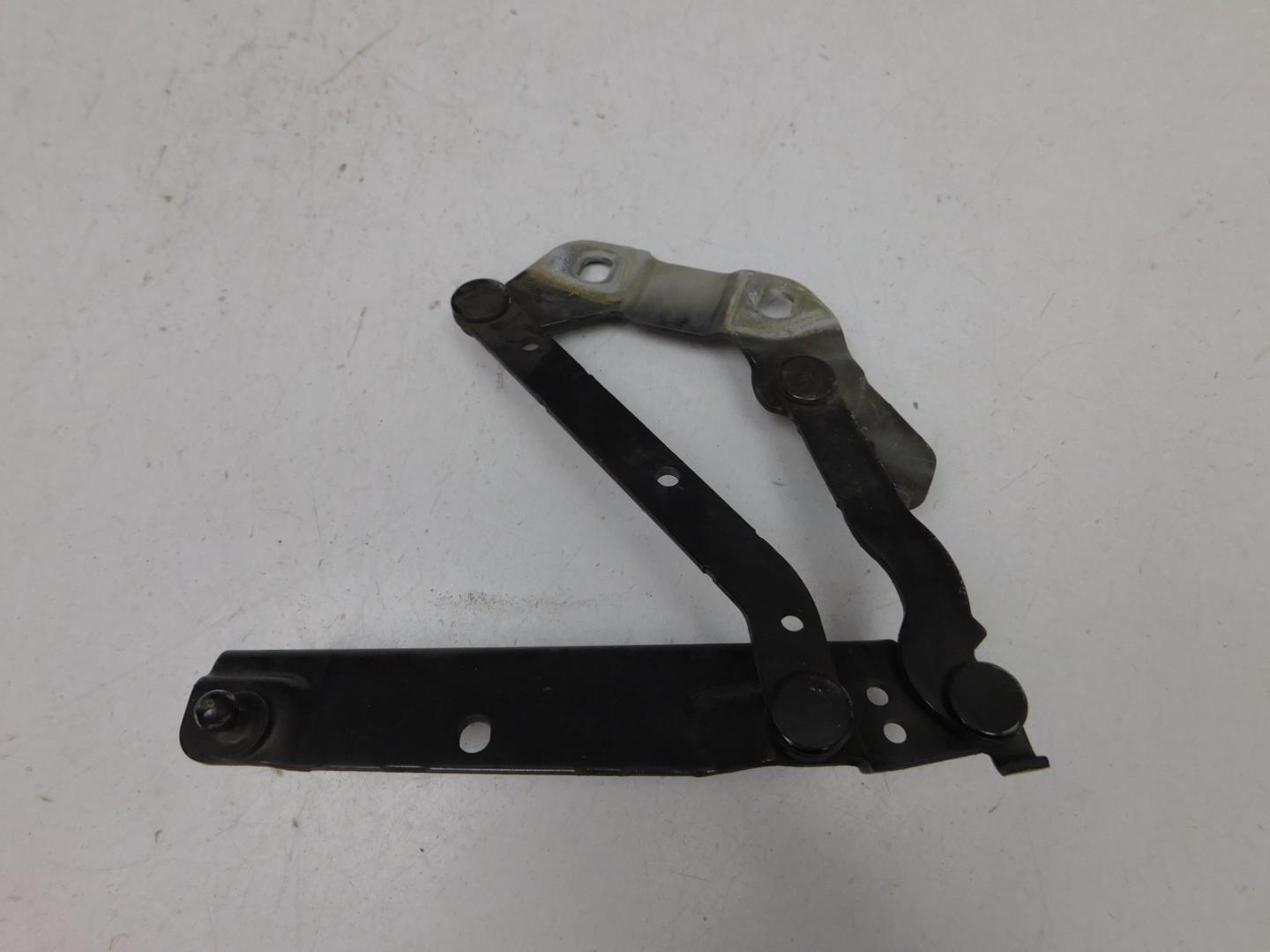 Петля капота левая