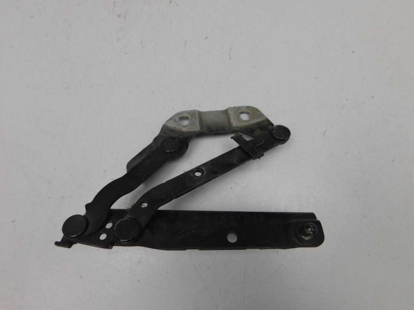 Петля капота правая