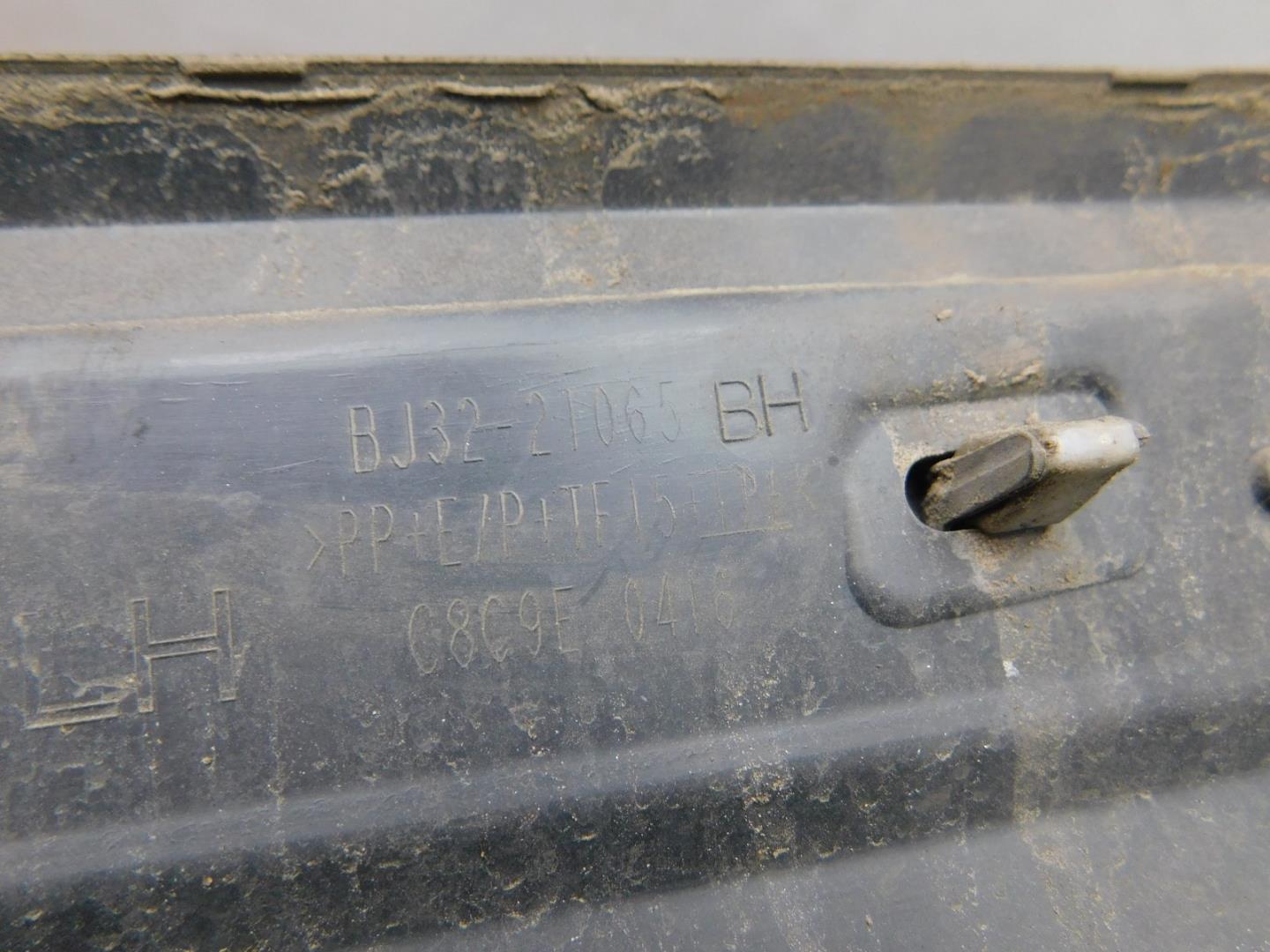 Накладка двери передней левой