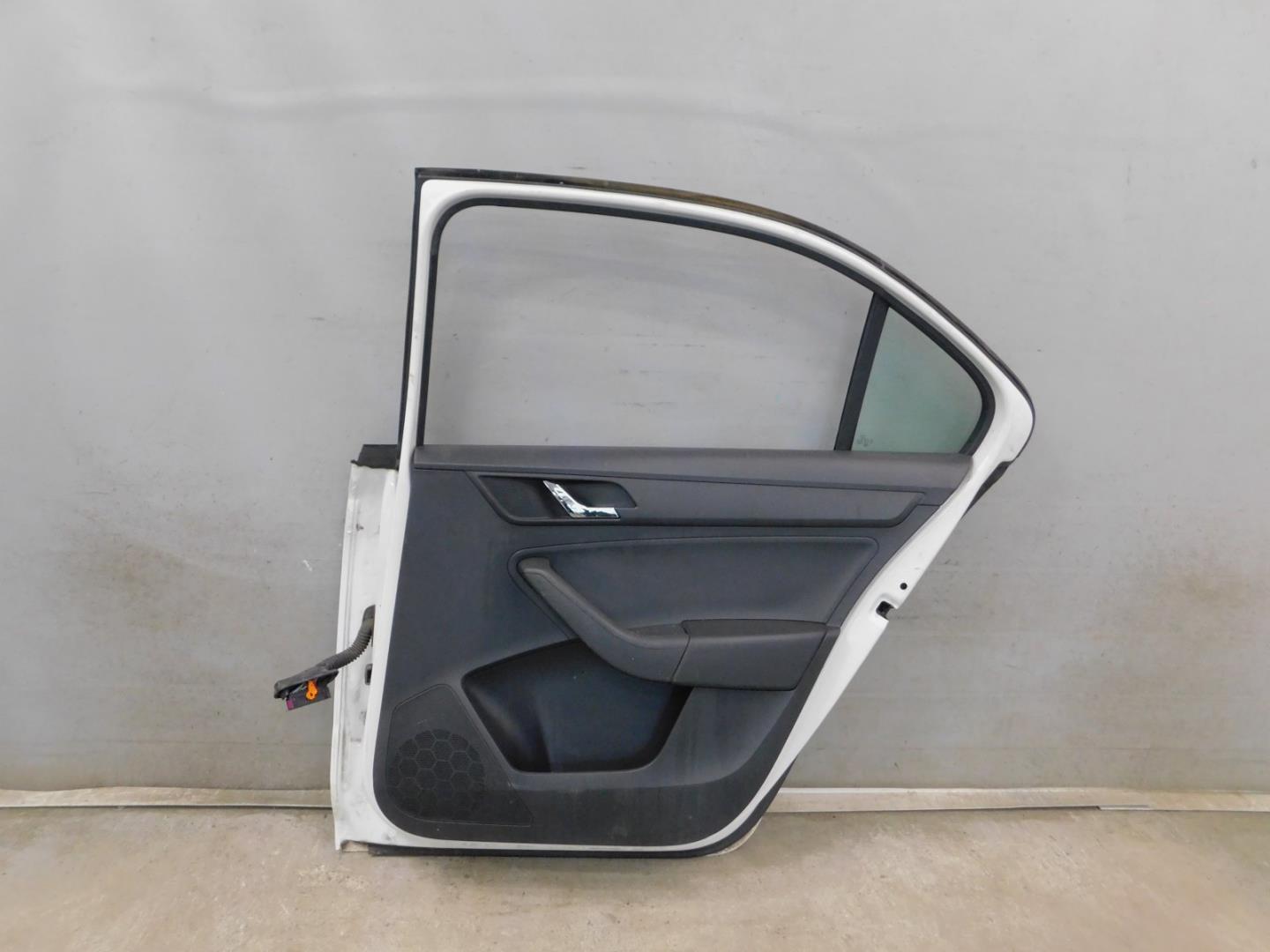 Дверь задняя правая