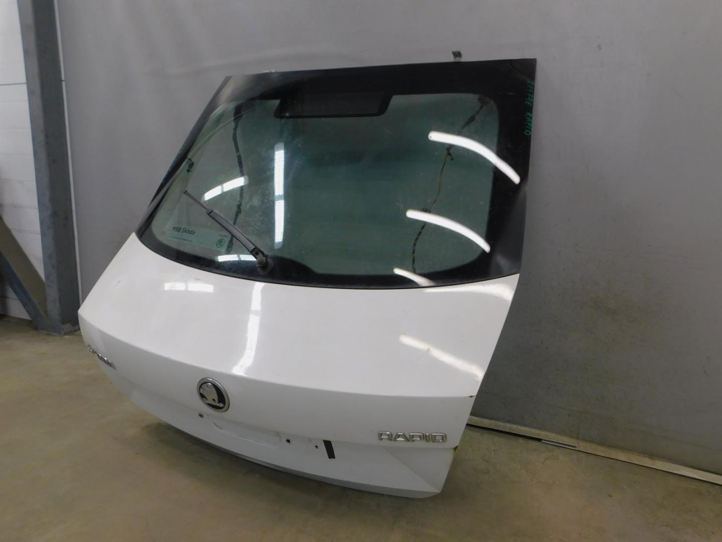 Дверь багажника