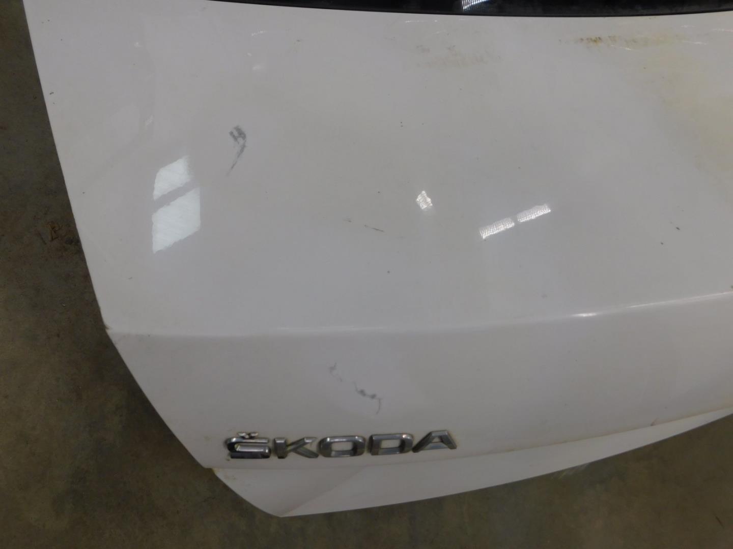 Дверь багажника