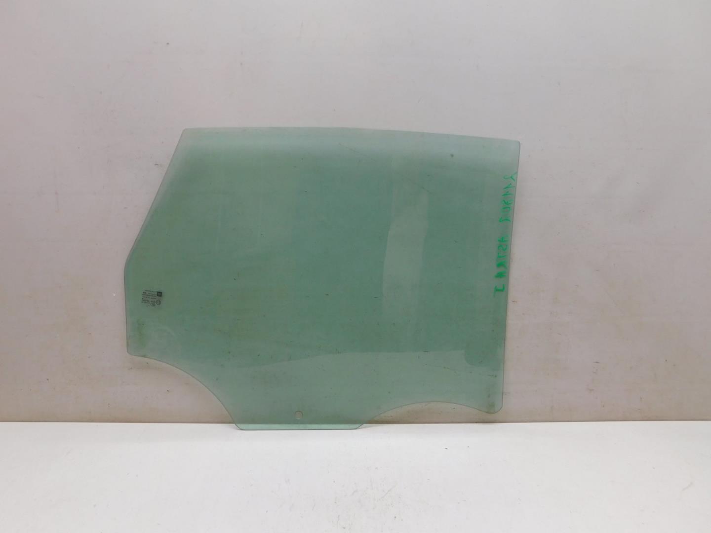 Стекло двери задней левой