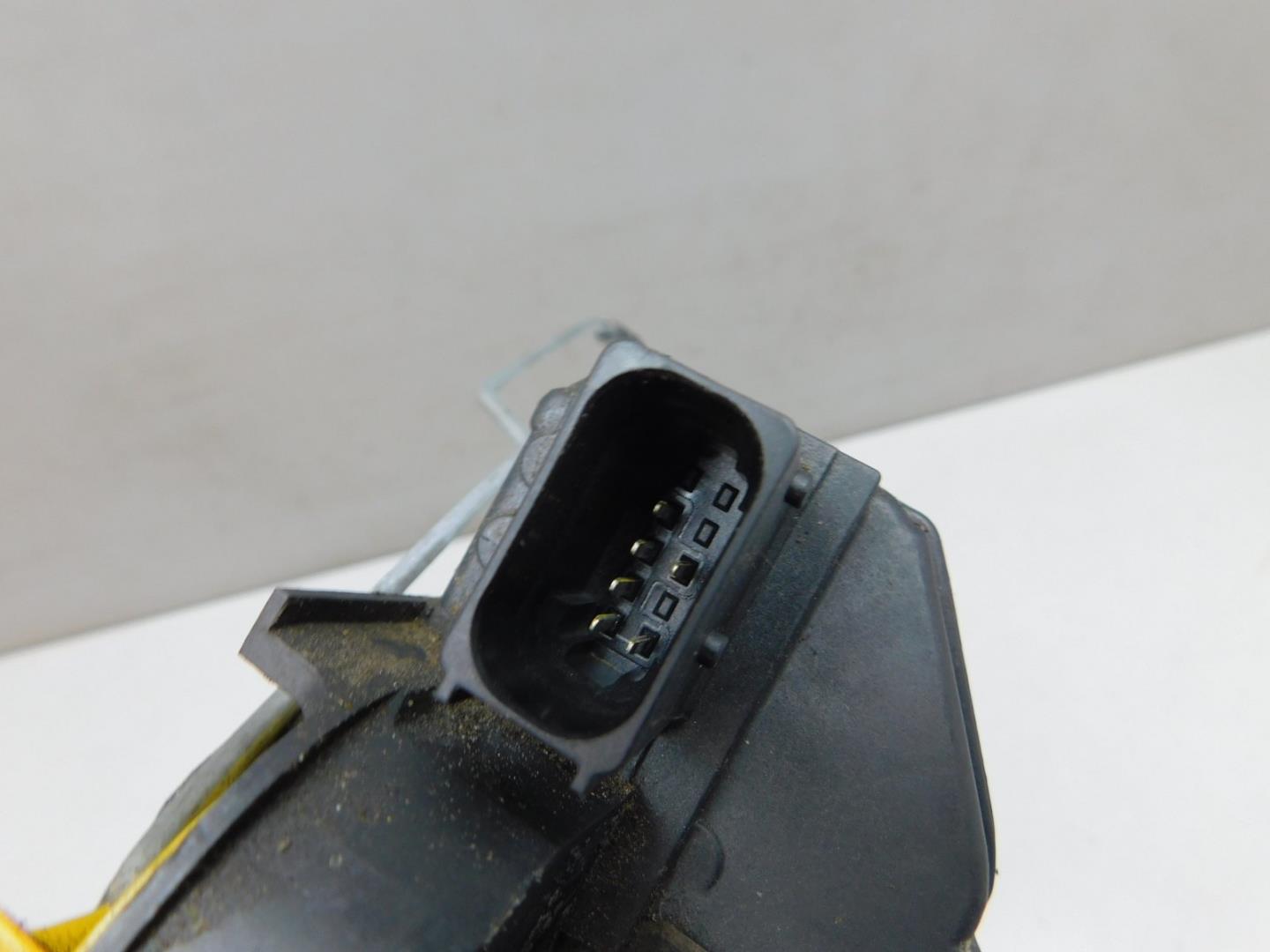 Замок двери задней левой