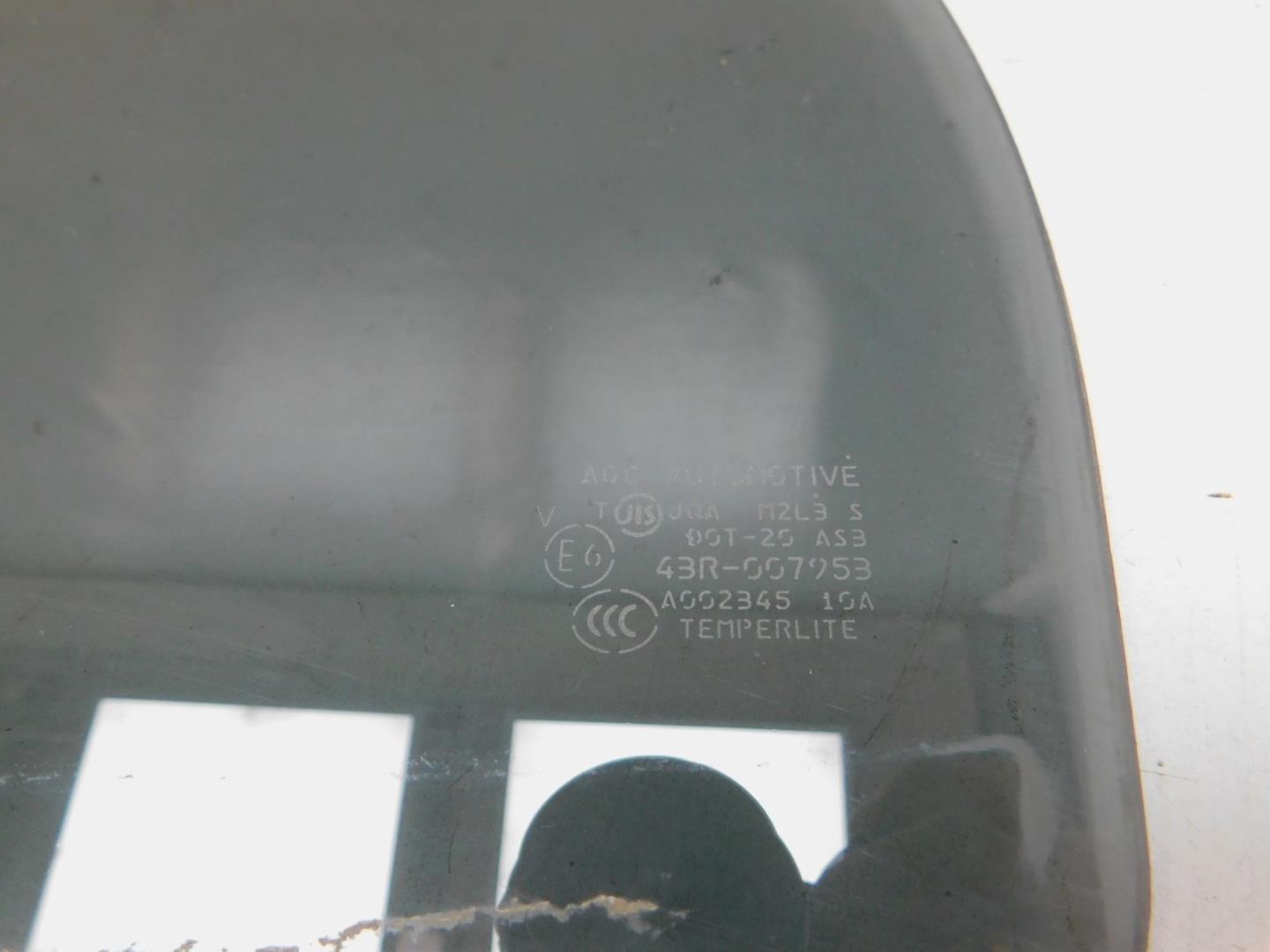 Стекло двери задней левой