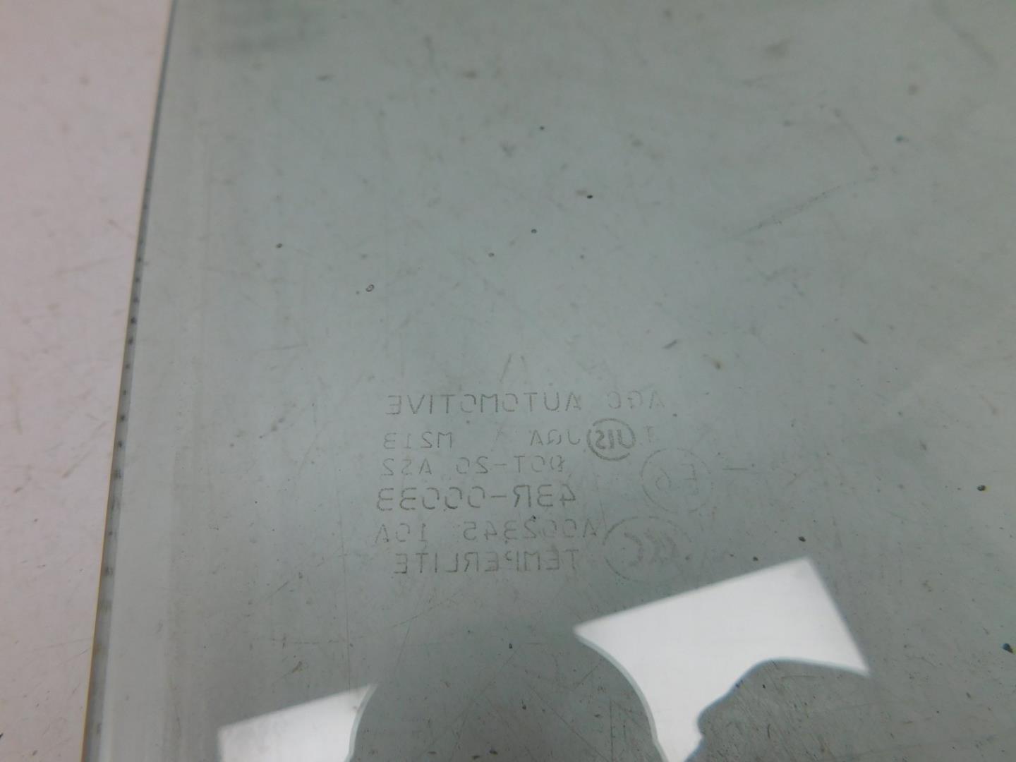 Стекло двери передней правой