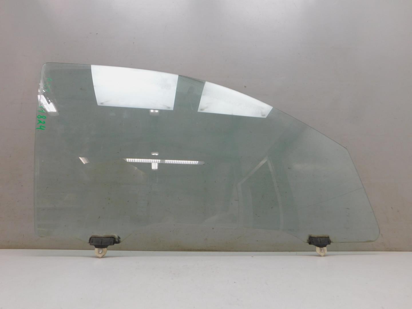 Стекло двери передней правой