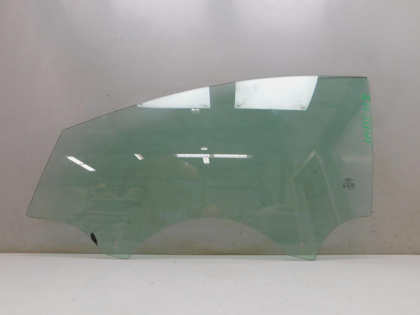 Стекло двери передней левой