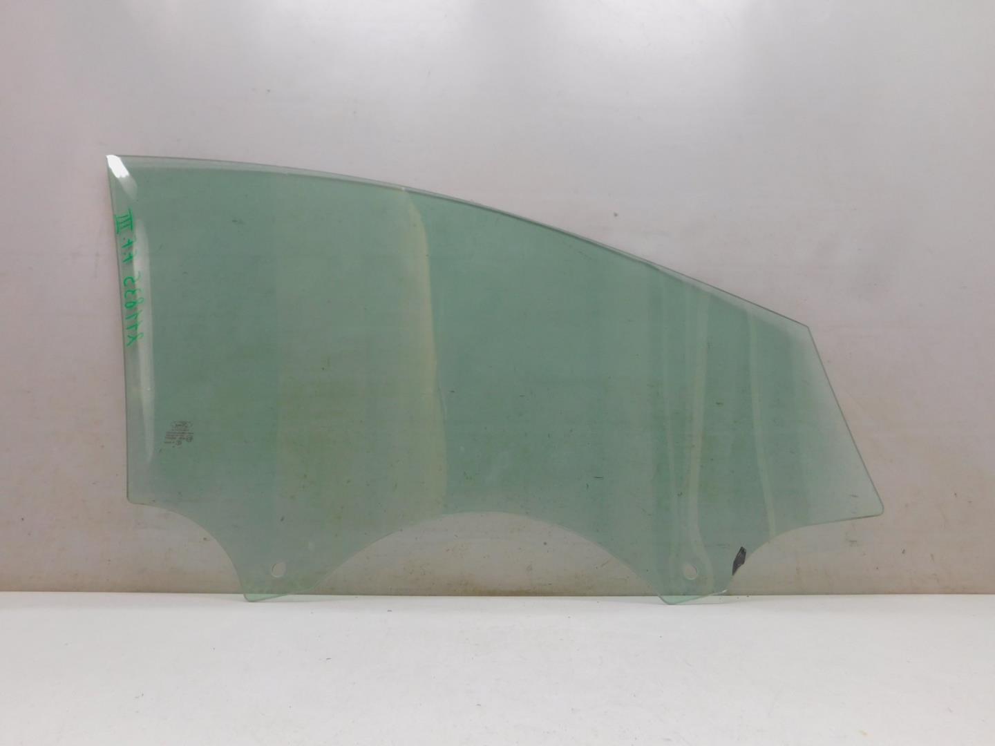 Стекло двери передней левой