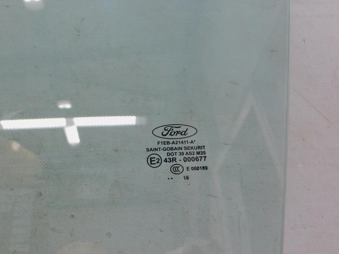 Стекло двери передней левой