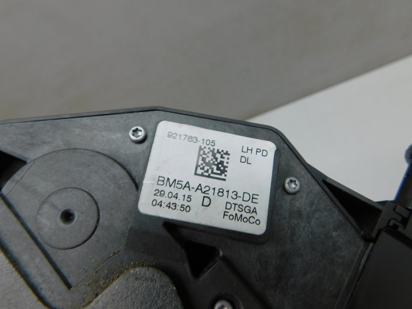 Замок двери передней левой